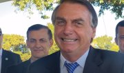 Bolsonaro dá risadinha homofóbica e ironiza declaração de Eduardo Leite