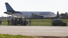 Sequestradores ameaçam explodir avião líbio desviado para Malta, segundo governo