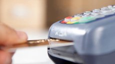 Temer autoriza lojas a cobrar mais caro no cartão de crédito 