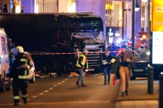 Caminhão atropela dezenas em feira de Natal em Berlim