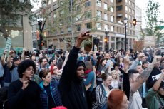 EUA: diversas manifestações na Califórnia contra o racismo de supremacistas brancos