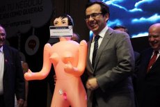 Escândalo no Chile por um presente misógino ao ministro da Economia