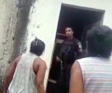 [VÍDEO] Polícia agride moradora em favela em Caxias e responde seu questionamento com tiros
