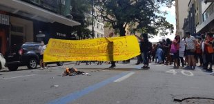 Terceirizadas da Multiclean em Porto Alegre fazem ato contra atraso de salário e direitos