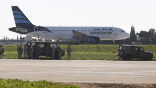 Sequestradores ameaçam explodir avião líbio desviado para Malta, segundo governo