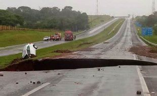 Chuva e correnteza fazem cratera em rodovia, e carro e caminhão são engolidos em Botucatu