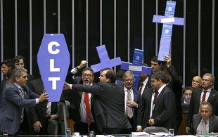 Senado deve decidir hoje dar um fim à história dos direitos do trabalhador no Brasil