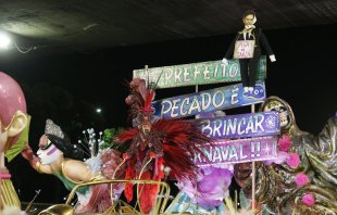 Mangueira desfila contra o reacionário Marcelo Crivella e seus ataques à cultura
