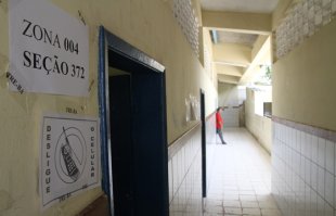 Justiça Eleitoral de MG manda cobrir trabalho exposto em escola por conter “#EleNão”