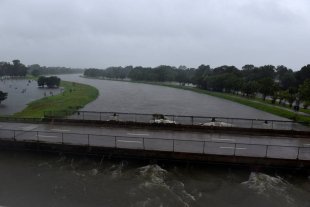 Cidade do Texas tem ordem de esvaziamento após rompimento de dique