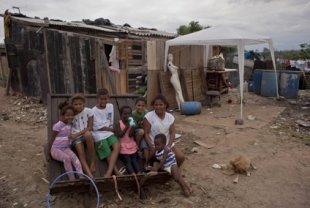 A vida de quem sobrevive com menos de três reais por dia a 30 quilômetros de Ipanema 