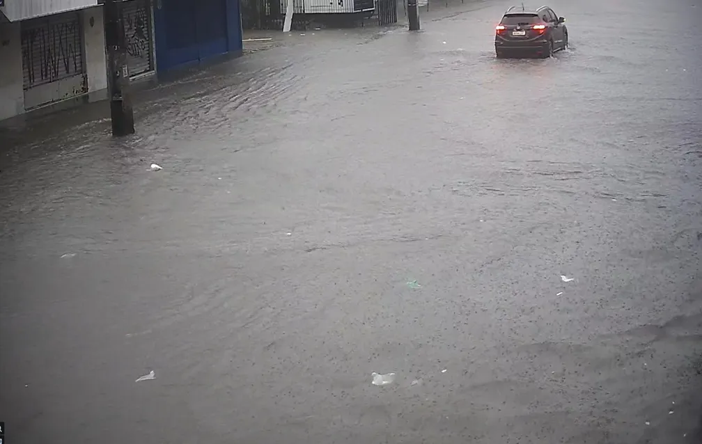 Chuvas paralisam, mais uma vez, a cidade do Recife