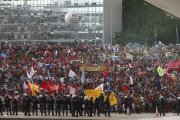 Que as centrais sindicais organizem milhares de ônibus de todo o país para ocupar Brasília