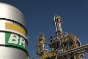 Bolsonaro busca privatizar três refinarias da Petrobrás, o que aumentará preço dos combustíveis