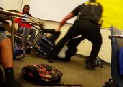 Estudante negra é arrastada em sala de aula por policial nos EUA