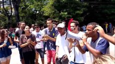 Vídeos | Estudantes e pais protestam no Palácio dos Bandeirantes contra fechamento escolar