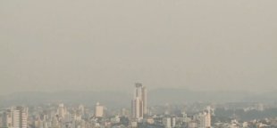 Fumaça de queimadas na Amazônia chega em SC e RS, com chuva escura e cidades sob fumaça