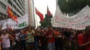 Mesmo com chuva centenas protestam contra o aumento das passagens no Rio