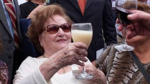 Símbolo da impunidade, viúva de Pinochet morre aos 99 anos e Chile comemora