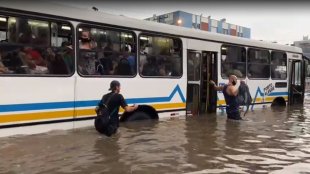 Chuva alaga parte de Porto Alegre e escancara abandono da cidade