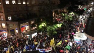 Milhares marcham em Porto Alegre (RS) contra os cortes na educação