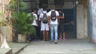 Estado do Rio suspende as aulas em 35 cidades após surto de covid nas escolas