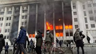 Manifestantes tomam edifícios do governo no Cazaquistão