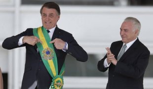Temer entrega a faixa para Bolsonaro e golpe institucional é consolidado
