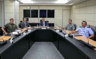  Bolsonaro chama chefes das forças armadas para reunião fora das agendas oficiais 
