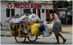 A precarização tem rosto de mulher negra: o caso mulheres catadoras de materiais recicláveis