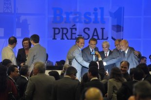 Em meio a greve dos petroleiros, tucanos e PMDB avançam sobre o petróleo brasileiro