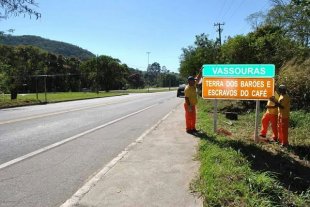 Prefeitura de vassouras instala placa turística racista na entrada da cidade