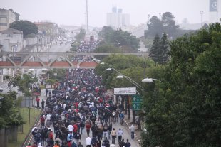 Trabalhadores da Mercedes-Benz realizam ato no terceiro dia de greve