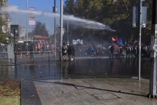 Governo Boric reprime com violência marcha de estudantes que protestavam por bolsas