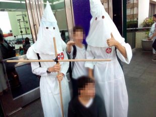 Alunos de Salvador se fantasiam de organização de supremacia branca Ku Klux Klan