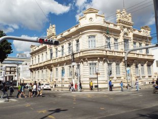 O prefeito de Feira de Santana prende professores dentro do prédio da prefeitura após repressão