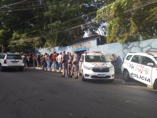 Estudantes e professores se unem em protesto contra demissão de professora na EE Guilherme de Almeida