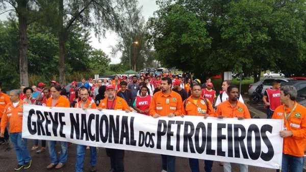 Dilma e a Petrobras querem enrolar os petroleiros e seguir a privatização: é preciso fortalecer a greve!