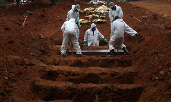 Pandemia no Brasil: 373 mil mortos e 3 anos a menos de expectativa de vida em alguns estados